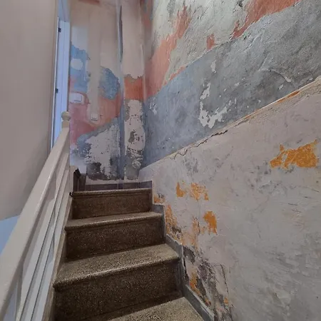 A Tiro De Piedra Del Castillo / A Stone's Throw From The Castle