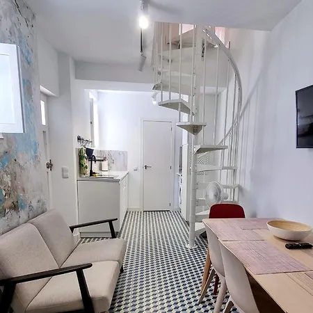 A Tiro De Piedra Del Castillo / A Stone's Throw From The Castle *